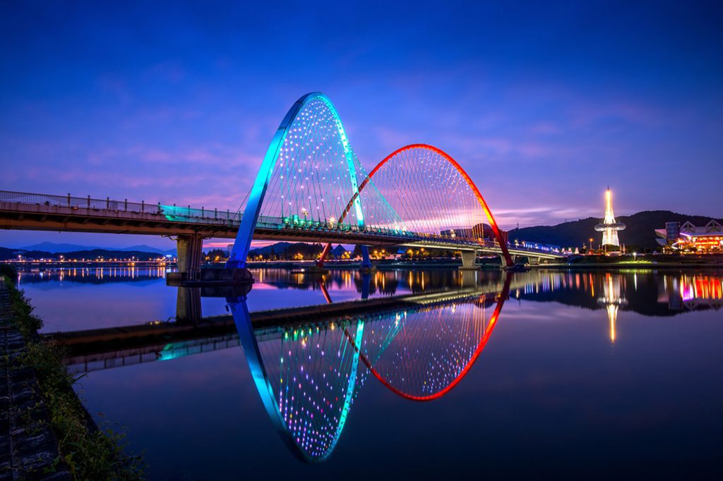 Expo Bridge in Daejeon, South Korea. Photo by Guitar photographer.