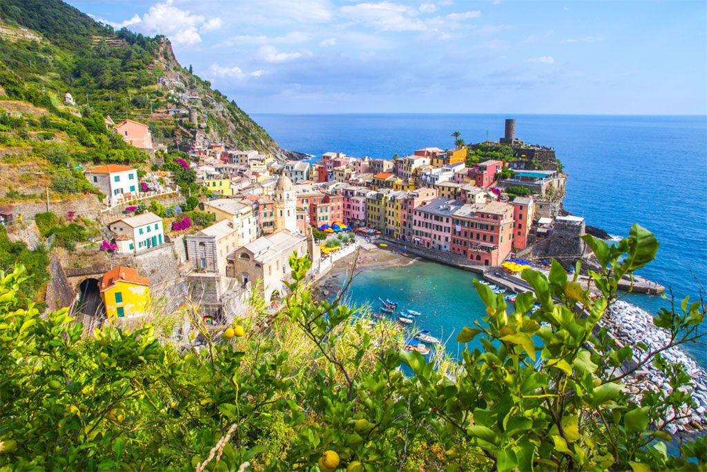 Picturesque coastal village of Vernazza, Cinque Terre, Italy.