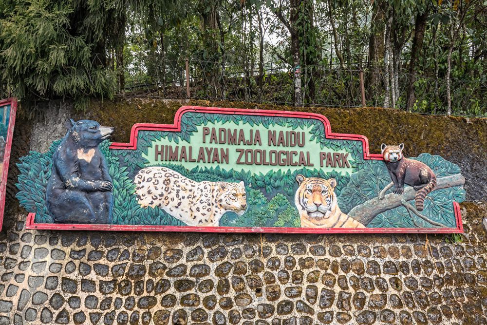 Sign at the entrance of Himalayan Zoo Park in Darjeeling, India.